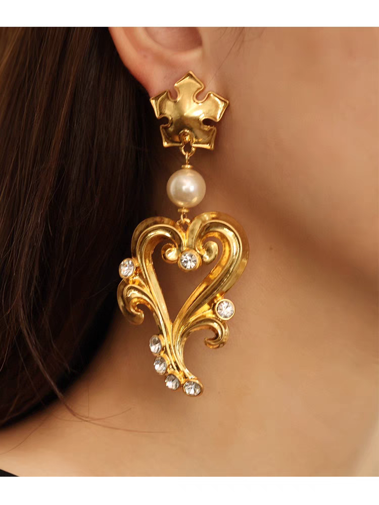 Heart with pearl and simulate diamond setting distress vintage style earrings