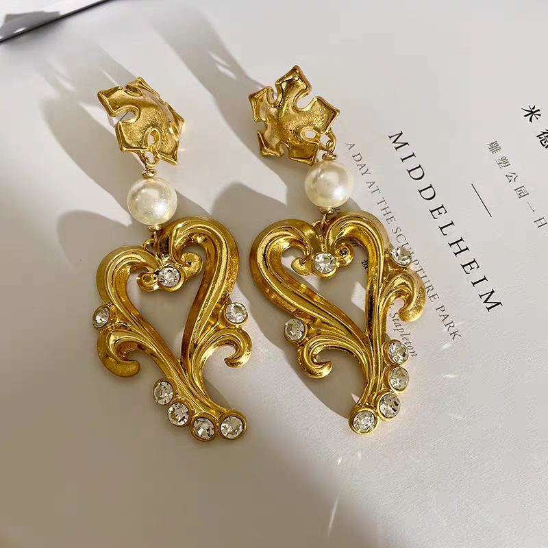 Heart with pearl and simulate diamond setting distress vintage style earrings