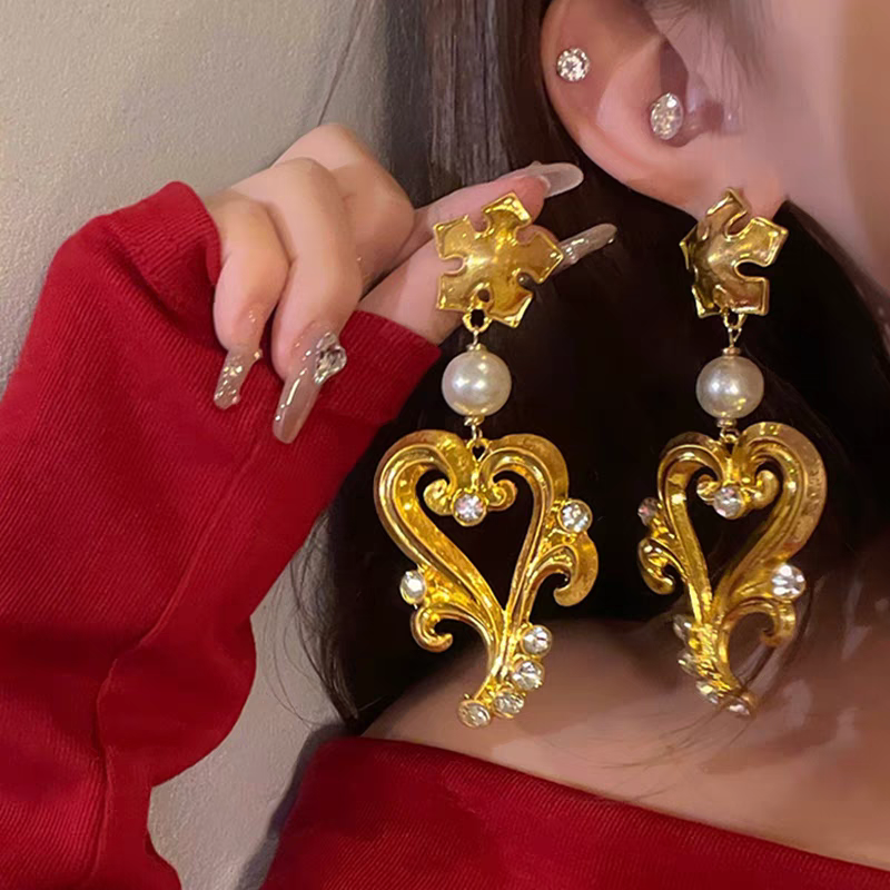 Heart with pearl and simulate diamond setting distress vintage style earrings