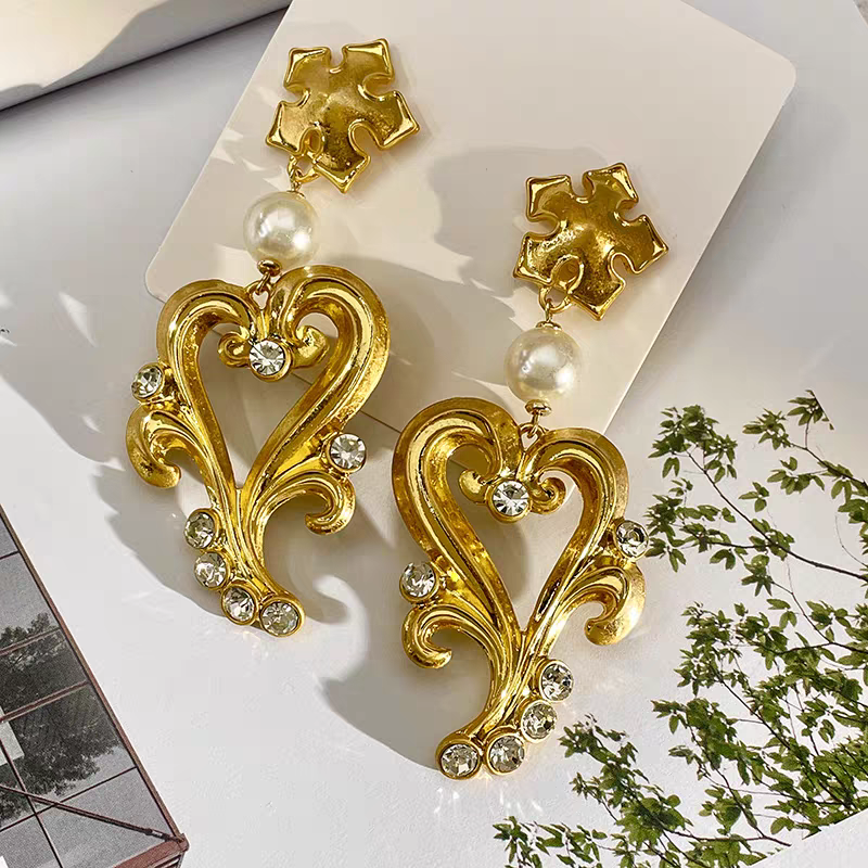 Heart with pearl and simulate diamond setting distress vintage style earrings