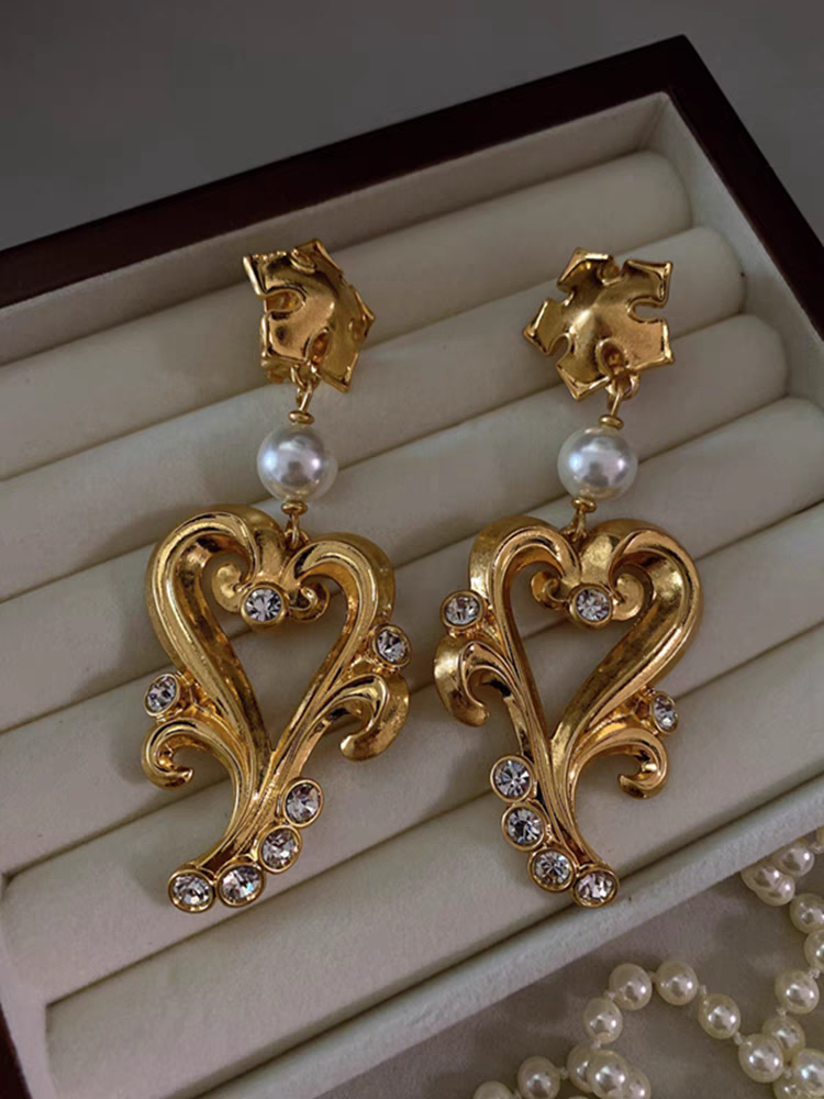 Heart with pearl and simulate diamond setting distress vintage style earrings