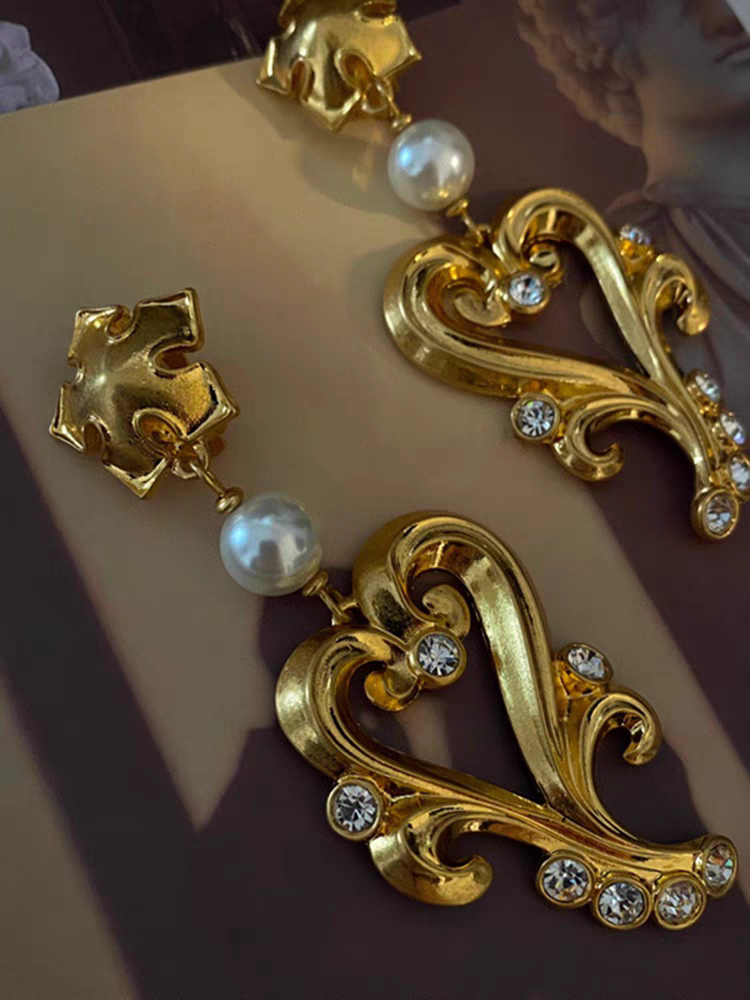Heart with pearl and simulate diamond setting distress vintage style earrings