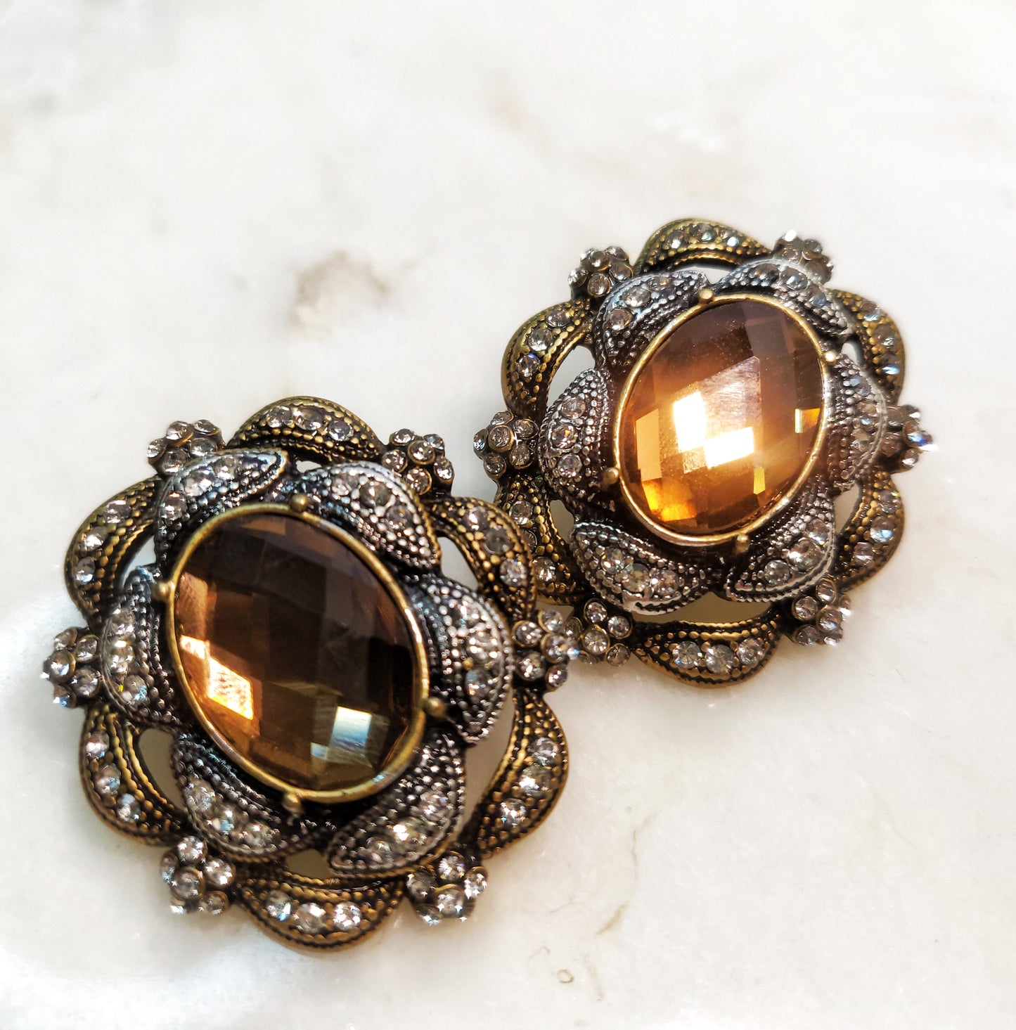 Elegant flower shape classic vintage style shining brown stone earrings