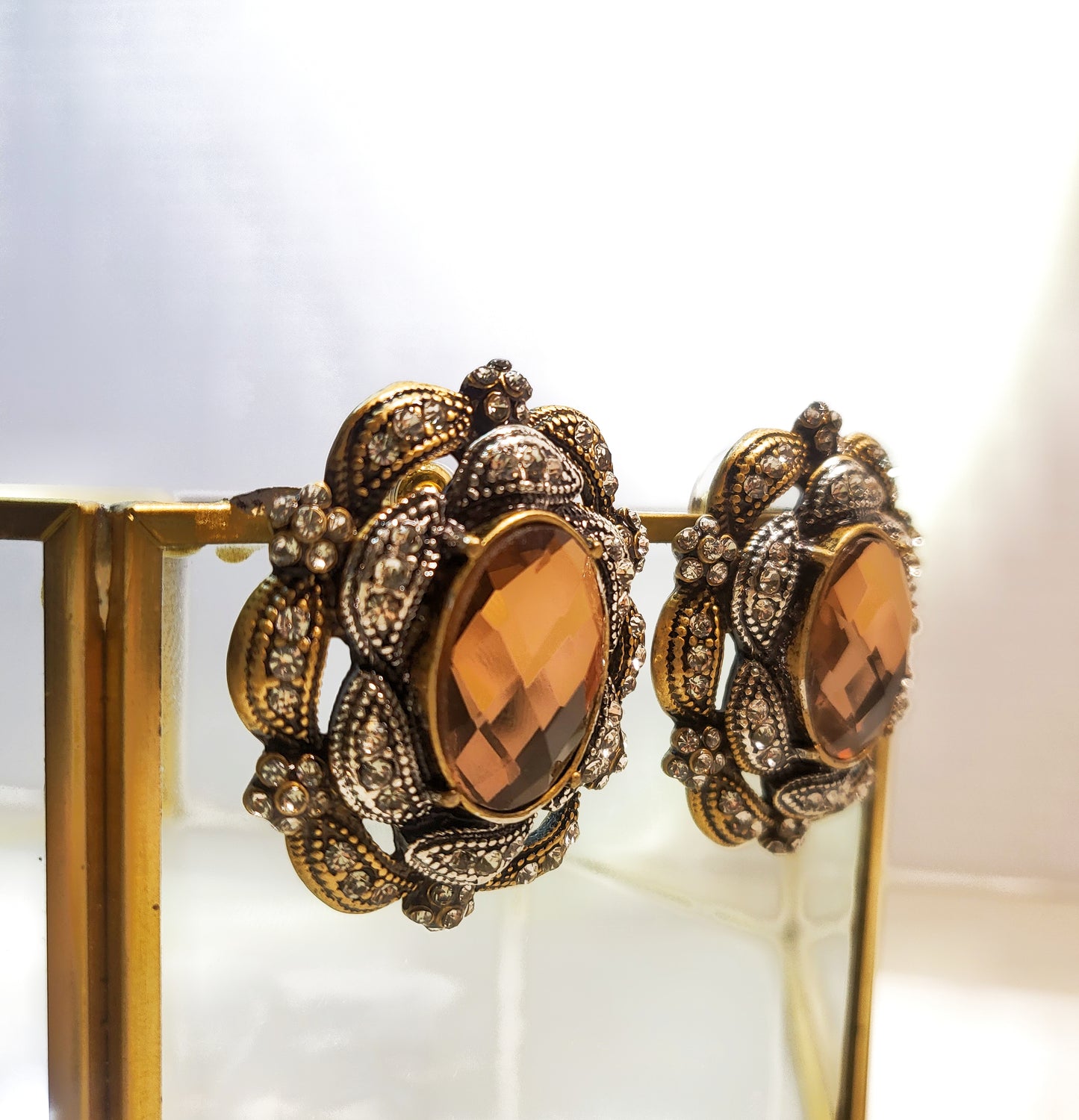 Elegant flower shape classic vintage style shining brown stone earrings