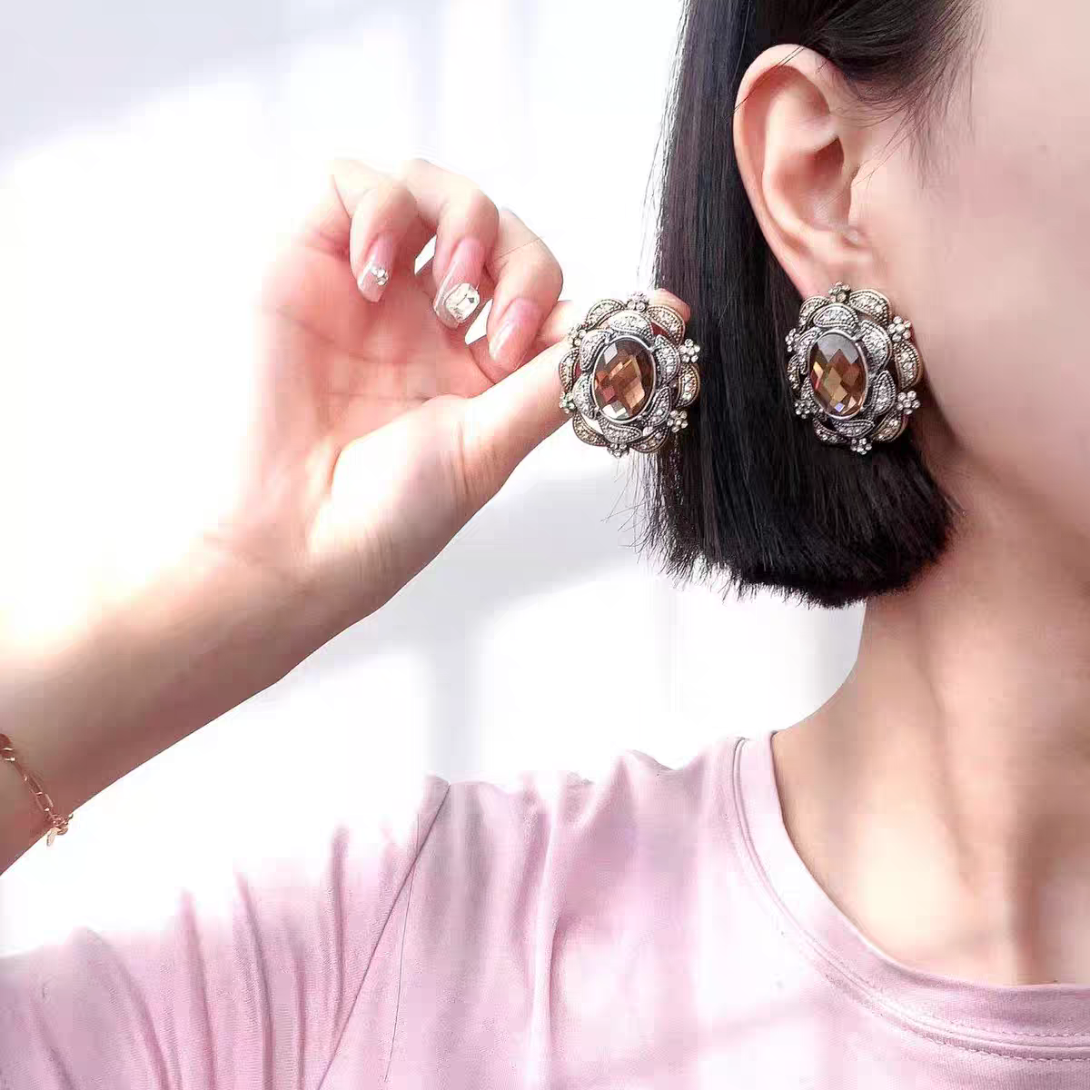 Elegant flower shape classic vintage style shining brown stone earrings