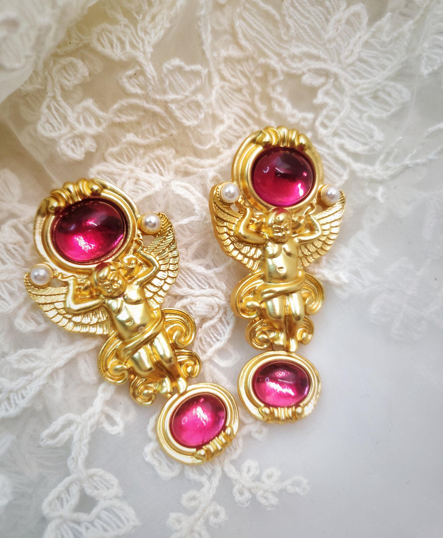 Classic vintage design angel with wings earrings