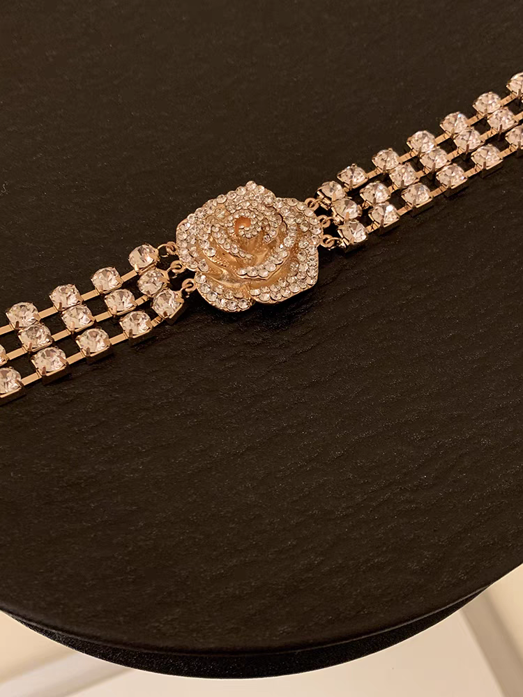 Full rhinestones setting rose three layer choker